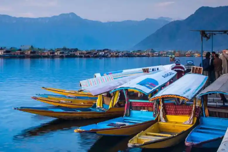 shikara in kashmir dal lake