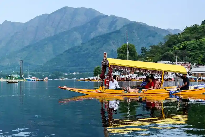 shikara in kashmir dal lake